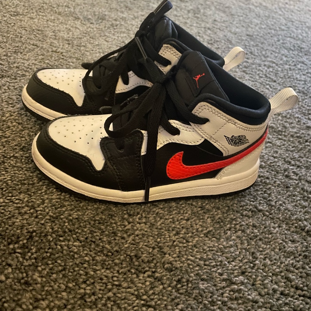 Toddler air Jordan 1 black/white/red.